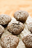 Mehrere Mini-Schokoladen-Muffins mit Puderzucker bestaubt