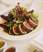 Kurzgebratener Thunfisch mit Sesam auf Blattsalat