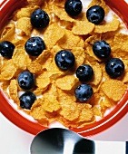 Cornflakes mit Blaubeeren (Nahaufnahme)