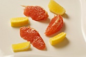 Grapefruit- und Zitronenschnitze