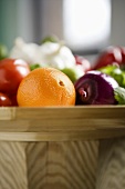 Frisches Gemüse und Obst im Korb