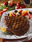 Gegrilltes Steak mit Tomaten-Olivensalat