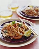 Pad Thai mit Shrimps & Hähnchen (Reisnudelgericht, Thailand)