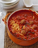 Spaghetti mit Fleischbällchen und Tomatensauce in einem Topf