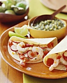 Taco-Shells mit Shrimps und Radieschen