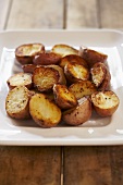 Gebratene, halbe Kartoffeln auf einer Platte