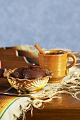 Schokoladensorbet in Schälchen mit heißer Zimt-Schokolade