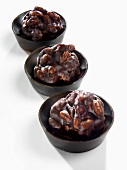 Schokoladen-Nuss-Konfekt in Holzschälchen