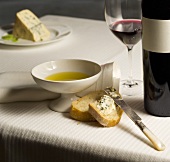 Weißbrot mit Käse, Olivenöl und Rotwein
