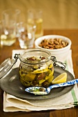 Marinierte Oliven mit Zitrone und Fenchel im Glas