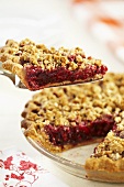 Beeren-Streusel-Pie, angeschnitten