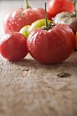Heirloom Tomaten mit Wassertropfen