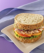 Sandwich mit Putenschinken und Gemüse