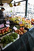 Frisches Gemüse und Obst auf einem Markt in Venedig