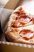 Pizza mit Peperoniwurst im Pizzakarton (Close Up)