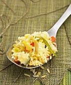 Ein Löffel Reis mit Lauch, Möhren und Zucchini