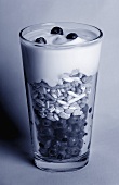 Ein Glas mit Bio-Heidelbeeren, Cerealien und Joghurt