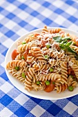 Rotini mit Erbsen und Tomaten