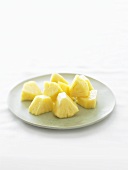 Ananasstücke auf Teller