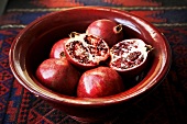 Frische Granatäpfel in Keramikschale
