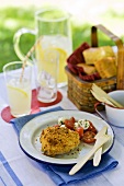 Picknick mit paniertem Hähnchen, Tomaten-Mozzarella-Salat und Limonade