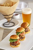 Mini-Hamburger und Glas Bier