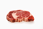 Ausgelöstes T-Bone Steak auf weißem Hintergrund