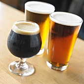 Drei verschiedene Biergläser