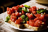 Bruschetta mit frischen Tomaten und Basilikum