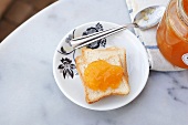 Toast mit Orangenmarmelade