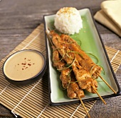 Hähnchensatespiesse mit Reis und Erdnuss-Kokos-Sauce (Asien)