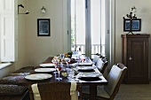 Esszimmer mit gedecktem Tisch im Haus St James (Cape Town, Südafrika)