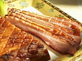 Gebratener Bacon, angeschnitten
