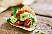 Tortillachip mit Avocadosalsa