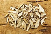 Getrocknete Shiitakepilze auf Holzuntergrund