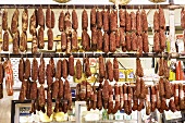 Salami hängt in italienischem Lebensmittelladen (New York)