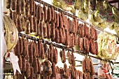 Wurstwaren hängen in italienischem Lebensmittelladen (New York)