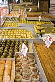 Verschiedene Desserts in der Vitrine eines Geschäfts in Istanbul (Türkei)