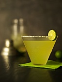 Margarita im Glas mit Salzrand und Limettenscheibe