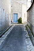 Schmale Gasse in Chablis, Frankreich