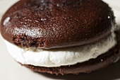 Schokoladen-Whoopie-Pie mit Cremefüllung