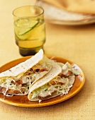 Zwei Baja Hähnchen Tacos mit Salat