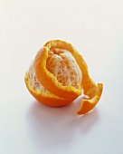 Teilweise geschälte Orange