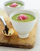 Pea soup with red onions