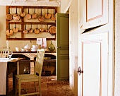 Aufgehängte Kupferpfannen in Küche eines alten Landhauses