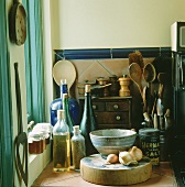 Blick auf Abstellfläche in Küchenecke am Fenster mit alten Küchenutensilien & Lebensmitteln