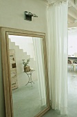 Kleiner Tisch am Treppenaufgang als Spiegelbild in grossem Bodenspiegel