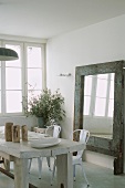 Wohnraum mit rustikalem, Esstisch aus weißem Massivholz, weissen Stühlen & Bodenspiegel mit breitem Holzrahmen