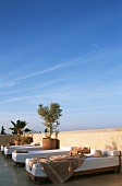 Liegen mit Badetüchern auf einer Terrasse (Marokko)