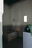 Marokkanisches Badezimmer mit viereckiger Badewanne & Wandverzierungen